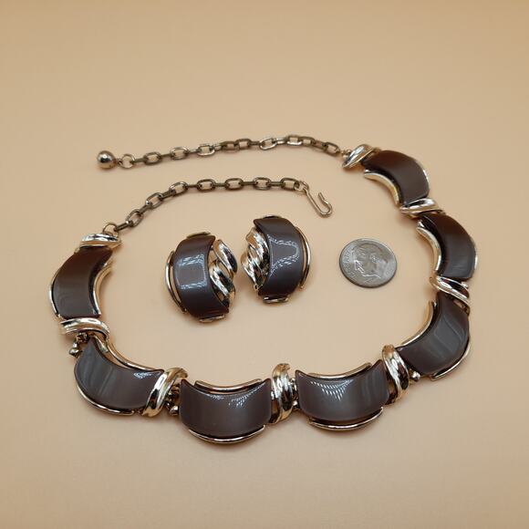 Vintage Brown Lucite Gold Tone Jewelry: Necklace Clip Earrings, 1950s Jewelry - Picture 6 of 10